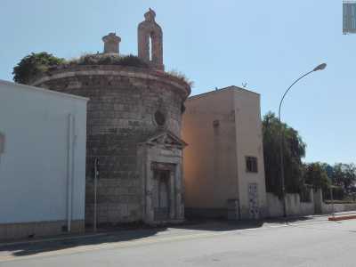 Il tempietto si trova sull�ex strada statale 16 Adriatica, la via che collega Mola alla frazione di Cozze, a due passi dal porto e di fronte al viale che porta al cimitero del paese